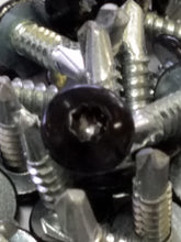 Load image into Gallery viewer, 100ct Eight point enclosed trailer exterior skin screws